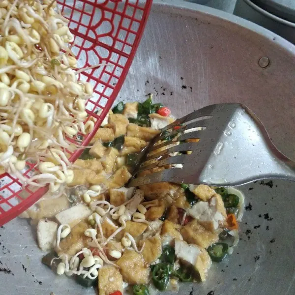 Masukkan kecambah, masak sampai bumbu meresap. Koreksi rasa dan siap disajikan.