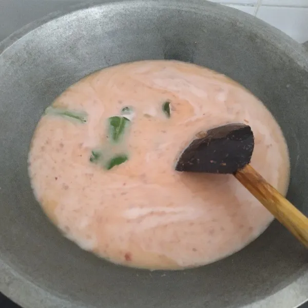 Masak sampai mendidih sambil terus diaduk.