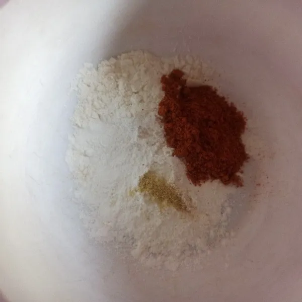 Campur tepung terigu, tepung beras, garam, kaldu bubuk, dan bumbu gulai.