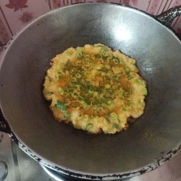 Panaskan minyak goreng secukupnya, setelah minyak cukup panas masukkan telur goreng hingga matang.