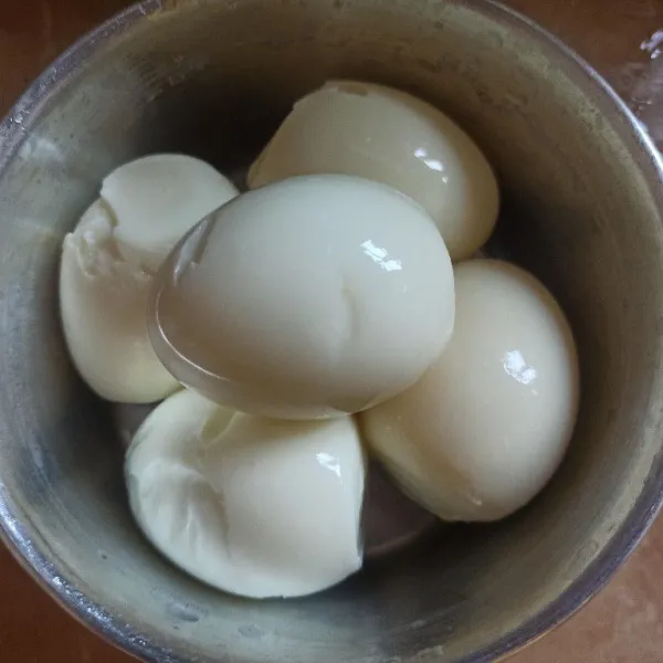 Kupas telur rebus dan cuci bersih.