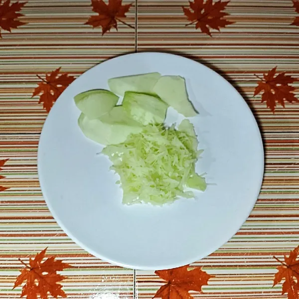 Parut daging mangga muda dengan parutan keju, sisihkan.