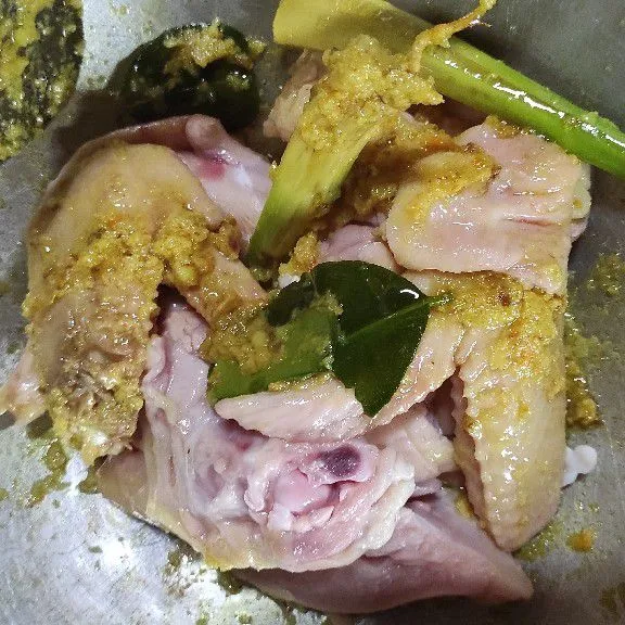 Masukkan ayam aduk hingga merata.