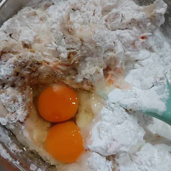 Tambahkan telur, aduk sampai semua menyatu.