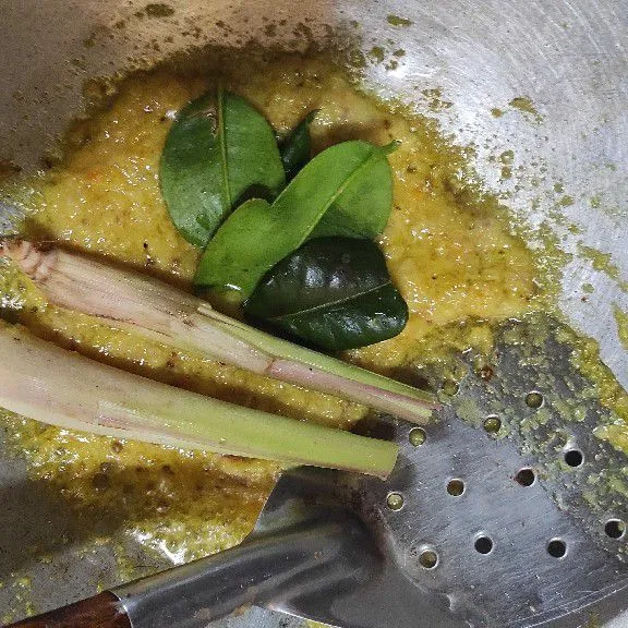 Setelah harum masukkan serai dan daun jeruk aduk hingga layu.