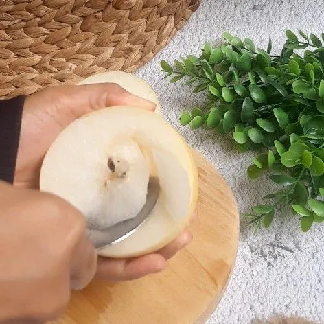 Kerok bagian bijinya tapi jangan terlalu dalam.