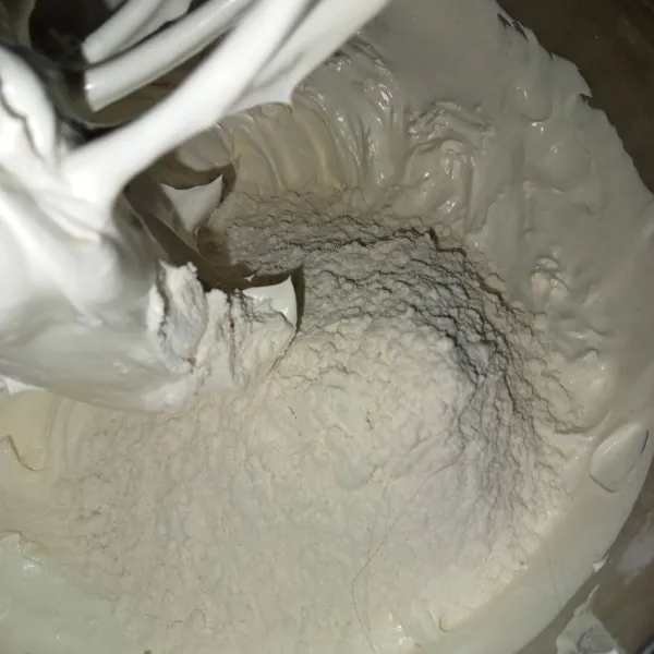 Dalam wadah masukkan telur,sp, dan gula, mixer kecepatan sedang hingga tinggi sampai mengembang kental putih berjejak (±10menit) masukkan tepung.
