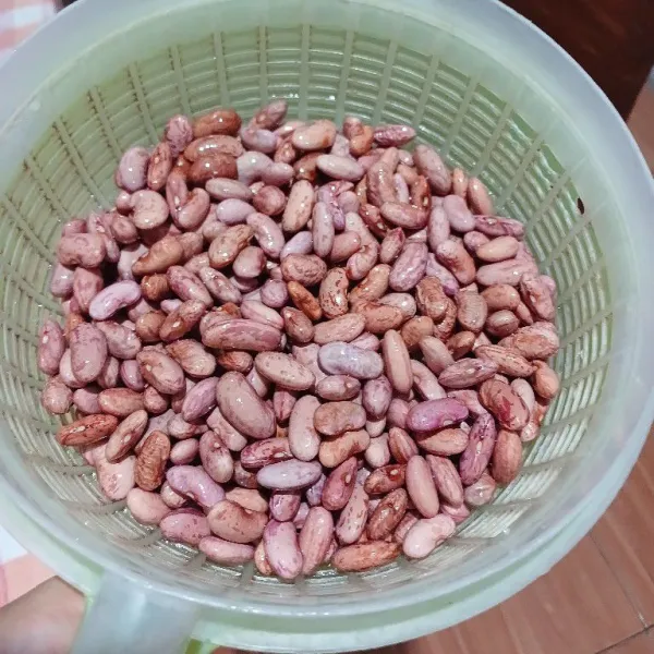 Rendam kacang merah selama 3 jam. Tiriskan dan sisihkan.