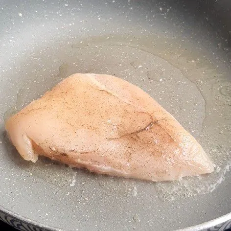 Panaskan 1 sdm minyak, pan seared ayamnya hingga matang.
