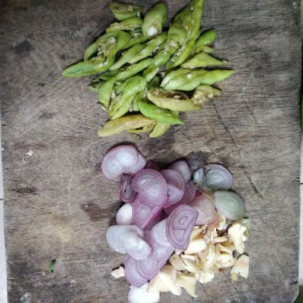 Iris tipis-tipis bawang putih, bawang merah, dan cabe rawit.