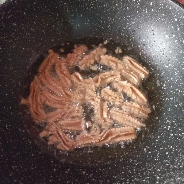 Panaskan minyak, masukkan adonan ke cetakan kue akar kemudian goreng hingga matang dan garing. Siap disajikan.