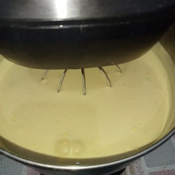 Mixer bahan A menjadi satu menggunakan kecepatan tinggi hingga mengembang pucat.