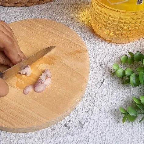 Iris-iris semua bahan sambal matah.