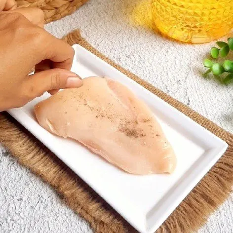 Keringkan dada ayam, lalu taburi garam dan lada secara merata. Diamkan 30 menit.