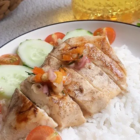 Tetarakhir tuangkan sambal matah diatas ayam. Siap disajikan.