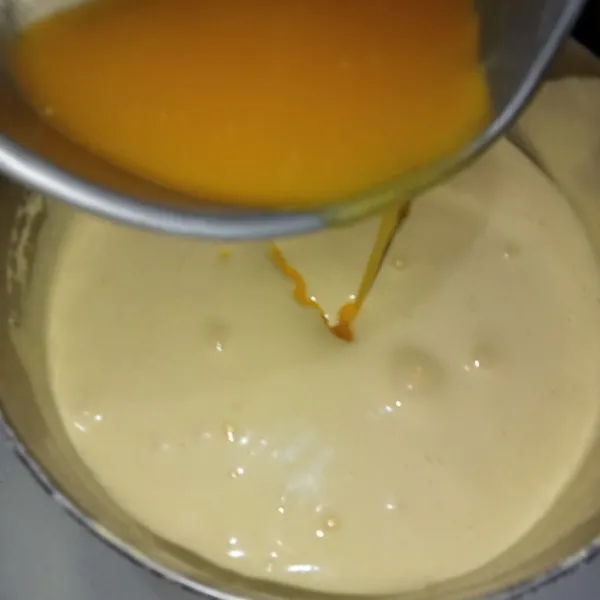 Kemudian tuang campuran bahan B, tuang bertahap sambil diaduk balik menggunakan spatula.