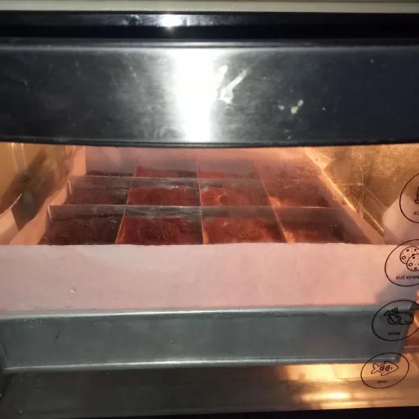 Panggang di suhu 150 selama 30 menit atau sesuaikan dg oven masing masing, ini hasilnya kulitnya mengkilat.