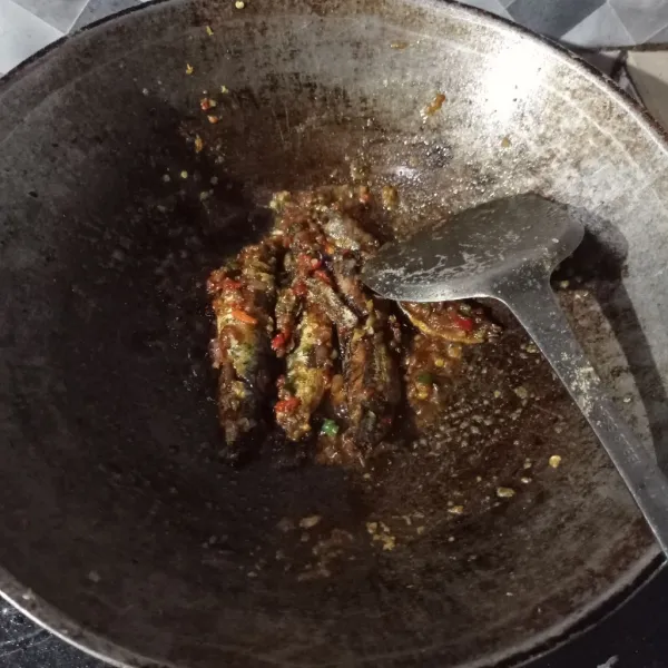 Terakhir masukan ikan goreng, aduk rata masak sampai bumbu meresap lalu matikan api.