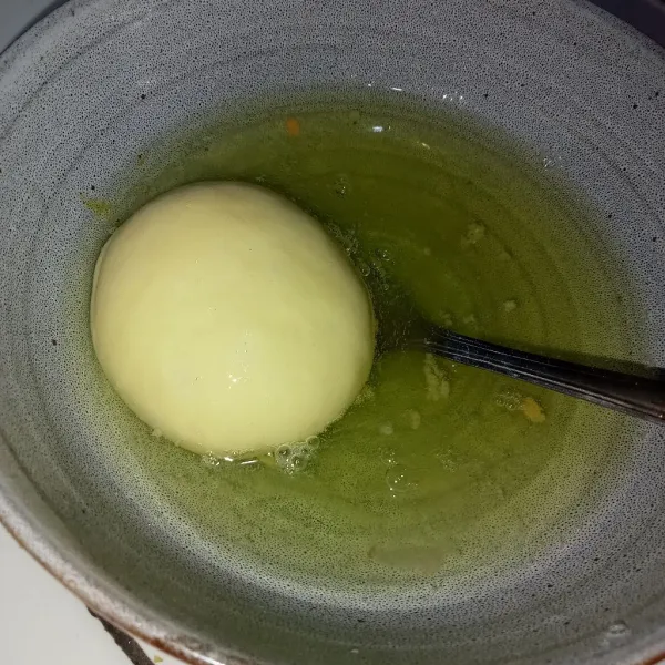 Celupkan ke kocokan putih telur.