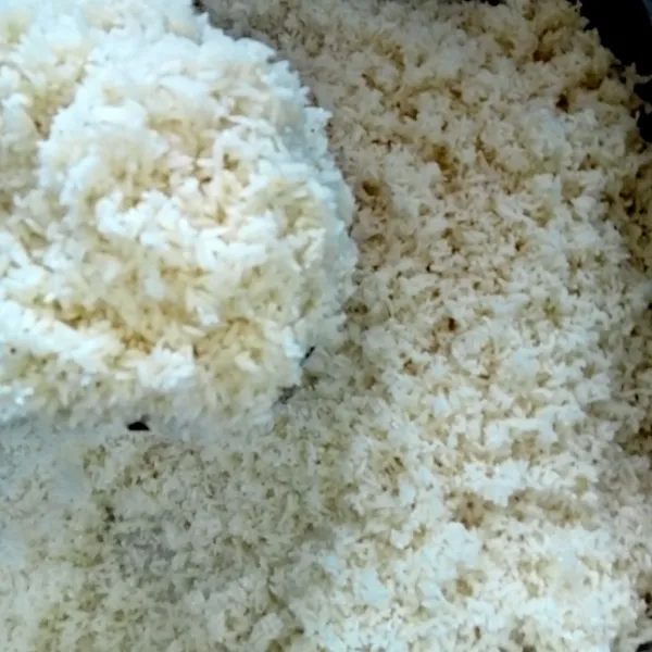 Cuci bersih beras kemudian masak di dalam dandang selama 30 menit.