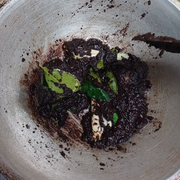 Haluskan kluwah, bawang merah, bawang putih, kemiri, ketumbar dan kunyit. Tumis hingga harum beserta daun jeruk, daun salam dan lengkuas.