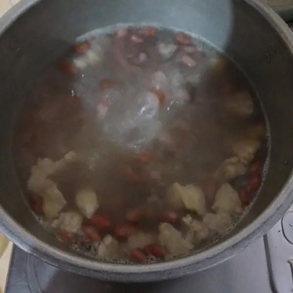 Masukkan kacang merah, rebus kembali hingga kacang setengah empuk.