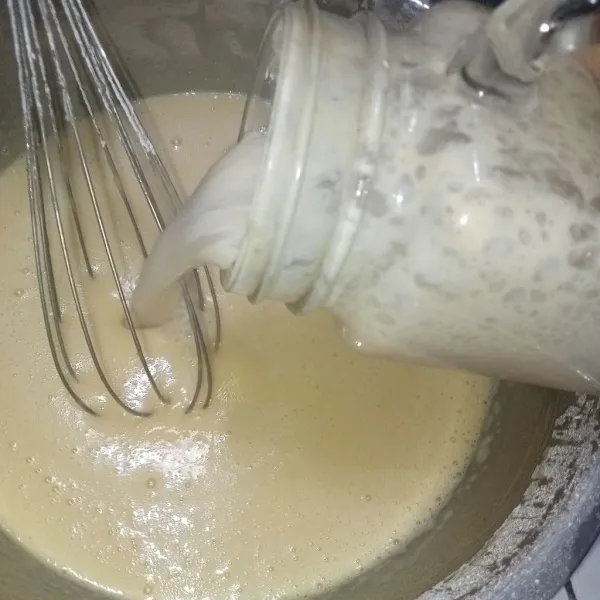 Selanjutnya kocok bahan C : telur dan gula sampai rata menggunakan wisk (cukup tercampur dan berbusa) kemudian masukkan tepung sagu, dan tepung ketan sambil diayak sedikit demi sedikit (aduk rata, pastikan mengaduknya sampai tepung tidak bergelindir). Setelah itu, masukkan bahan B kedalam bahan C (pastikan ragi sudah bereaksi mengembang). Aduk rata menggunakan wisk.