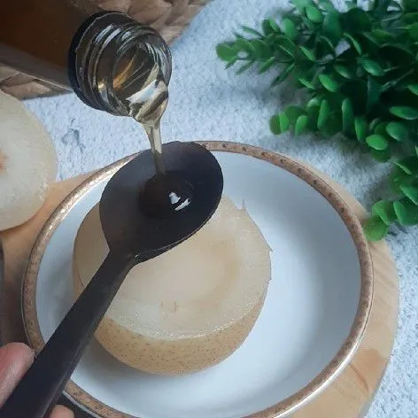Tuangi dengan madu.