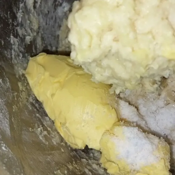 Campur semua bahan menjadi satu kecuali margarin dan garam, tuang bahan biang uleni hingga kalis lalu masukkan margarin dan garam uleni hingga kalis elastis window pane.