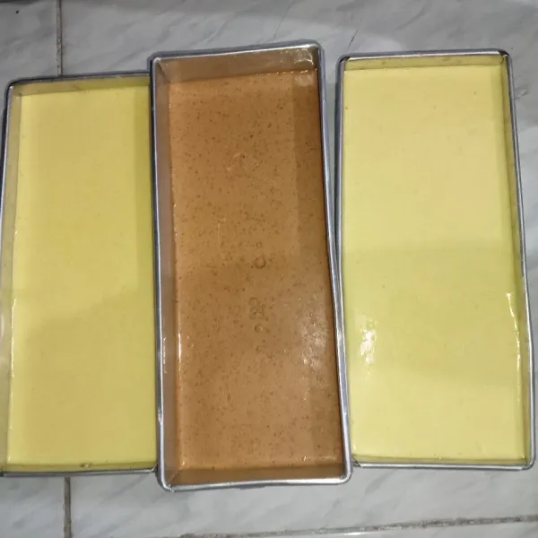 Tuang adonan ke dalam loyang yang sudah dialasi kertas roti. Hentakkan supaya udara dalam adonan keluar. Panggang di dalam oven selama 25 menit dengan suhu 180°C api atas bawah, sesuaikan dengan suhu oven masing-masing.