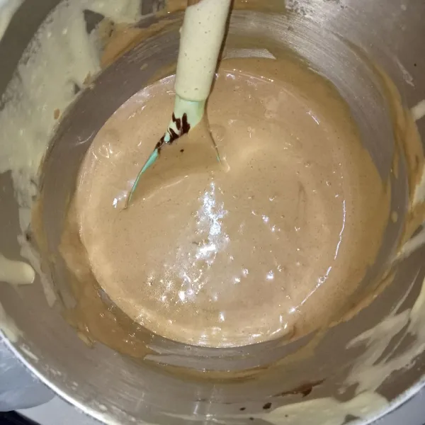 Bagi adonan menjadi tiga kemudian satu bagian tambahkan pasta cokelat, aduk rata.