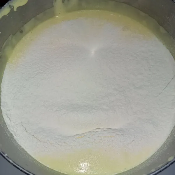 Kemudian masukkan bahan C, mixer cukup rata saja menggunakan kecepatan rendah.