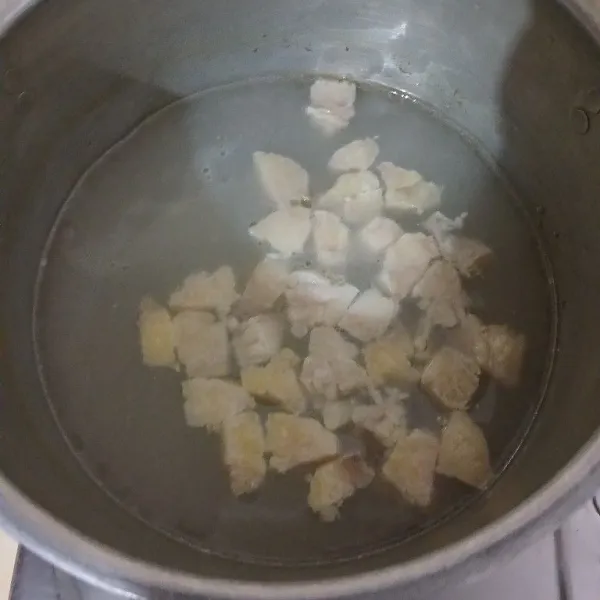 Rebus daging sapi hingga empuk, iris iris.