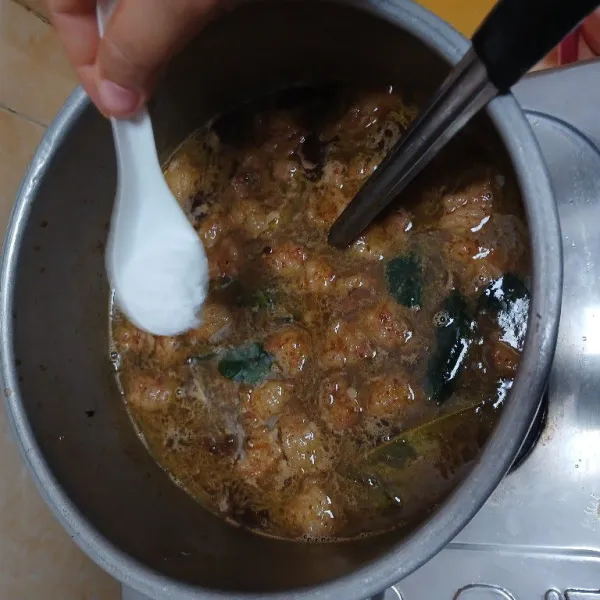 Masukkan kedalam kuah sapi. Tambahkan garam, gula, ladaa, dan penyedap. Masak hingga semua empuk.