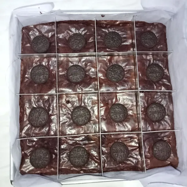 Tunggu brownies dingin baru keluarkan sekatnya perlahan, siap disajikan.