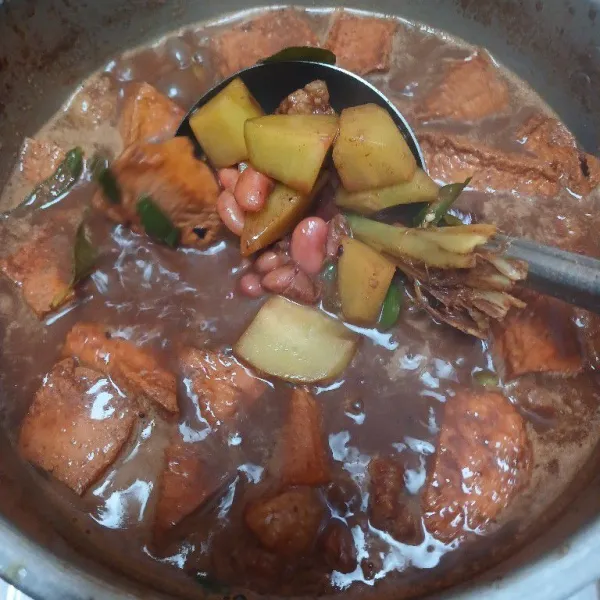 Terakhir masukkan labu siam dan santan. Masak hingga semua matang. Angkat dan sajikan.