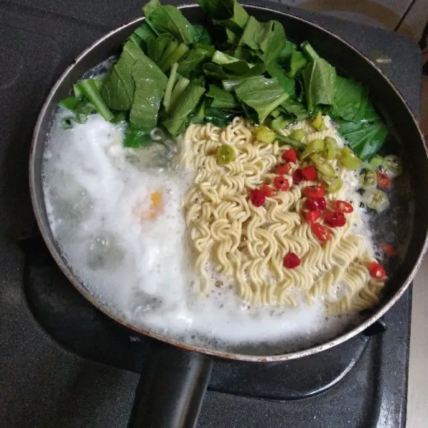 Masukkan potongan cabe rawit, masak sampai matang.