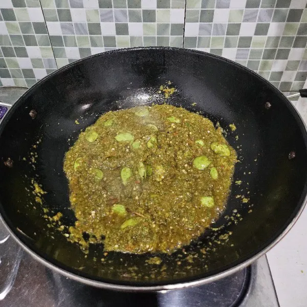Setelah itu masukkan ke dalam tumisan pete.