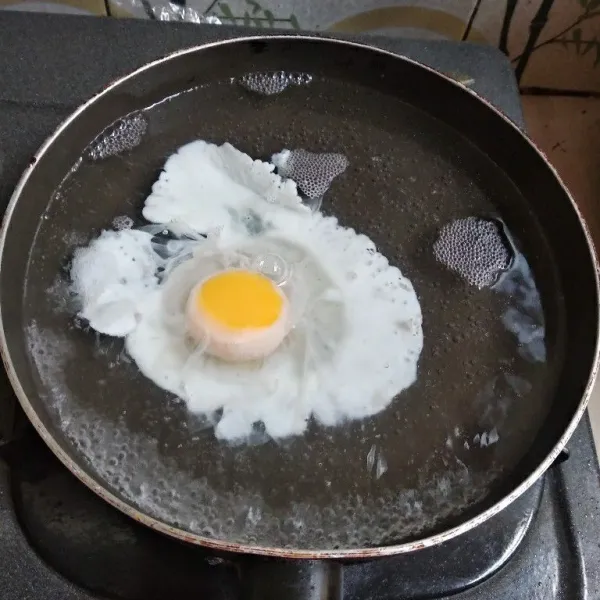 Panaskan air, tunggu sampai mendidih. Masukkan telur, masak sampai setengah matang.