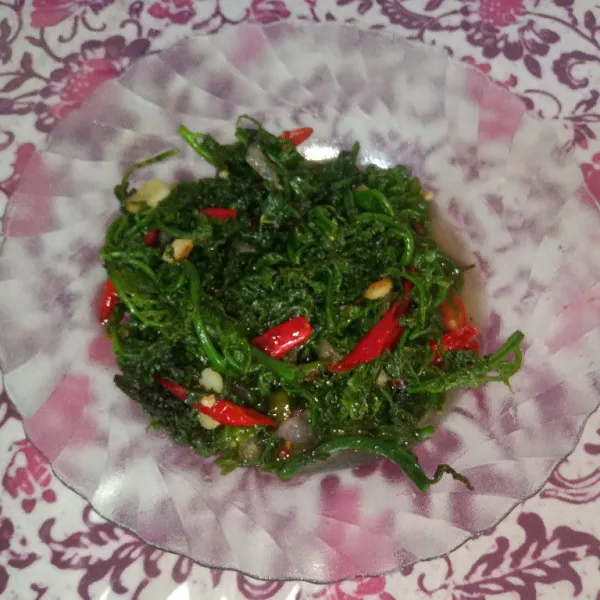 Tumis pakis pedas siap disajikan.