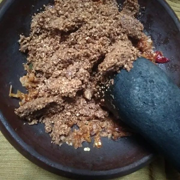 Campurkan bumbu ulek dengan kacang yang sudah diblender. Aduk sampai tercampur rata.