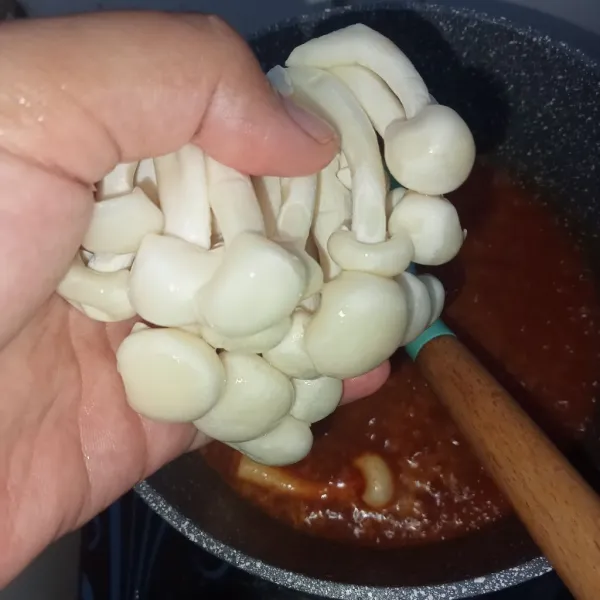 Masukkan jamur simeji rebus hingga matang.