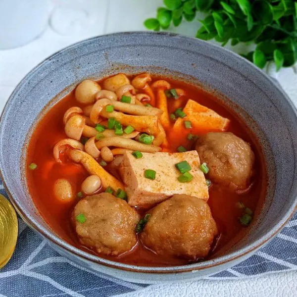 Tuang sup didalam mangkuk kemudian tambahkan taburan daun bawang diatasnya.