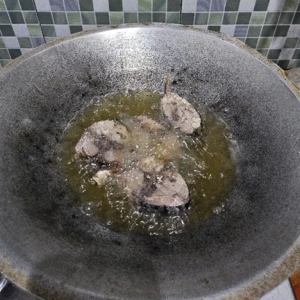 Goreng ikan tongkol rebus hingga matang, lalu tiriskan. Biarkan hingga dingin lalu suwir.