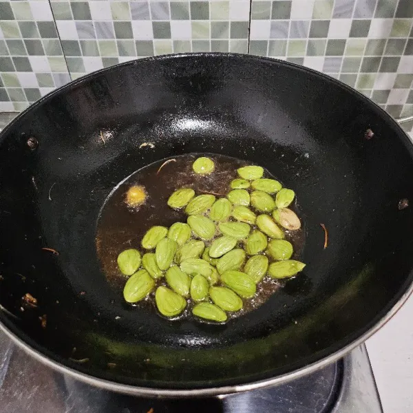 Goreng petai hingga sedikit layu.