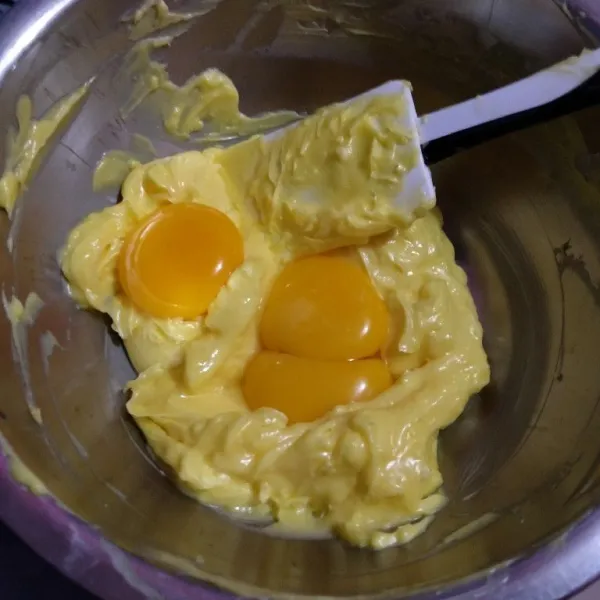 Masukkan kuning telur, aduk sampai tercampur rata.