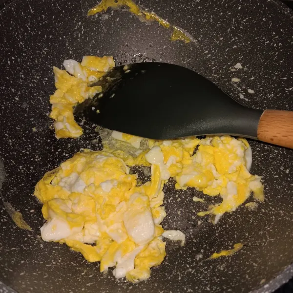 Panaskan sedikit minyak, buat telur orak arik. Angkat sisihkan.