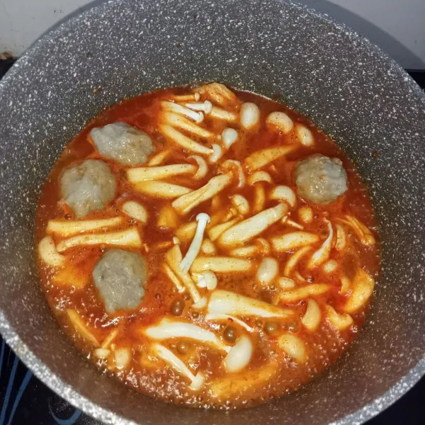 Masukkan bakso sapi atau bakso ikan dan masukkan tahu, masak sebentar lalu matikan api.