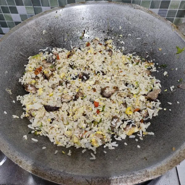 Masak hingga nasi agak kering, kemudian. Matikan api.