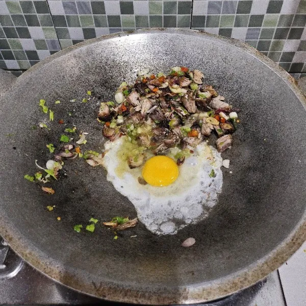 Masukkan telur, buat orak-arik.